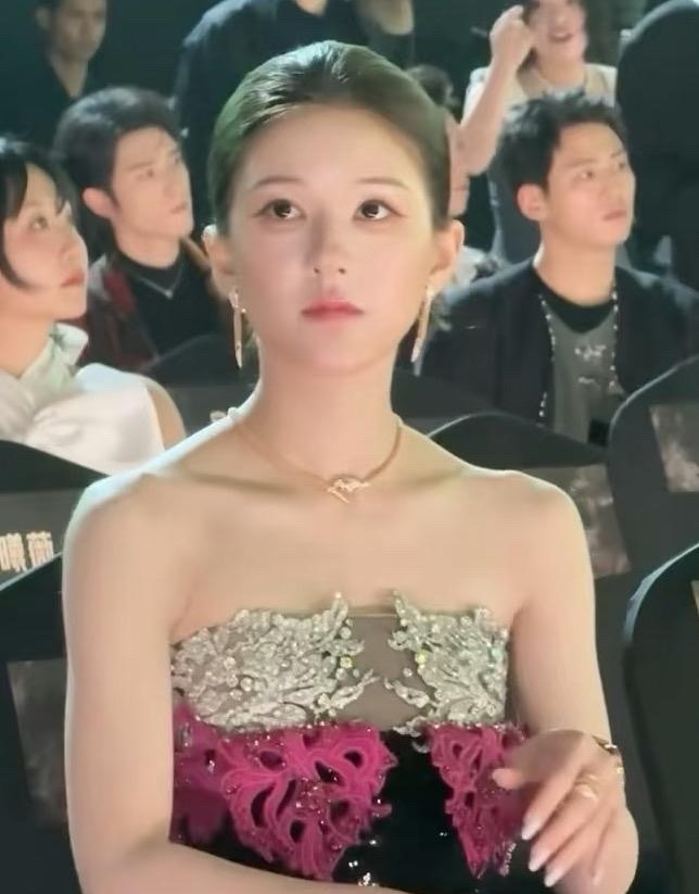 说实话，赵露思这妆化的真挺灾难的…这卧蚕画得像是挂了两个大眼袋，修容也脏得像泥地