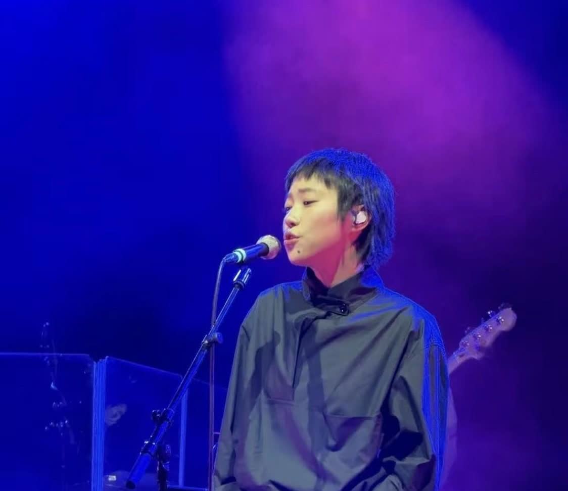 快来看窦靖童和李嫣这对姐妹！5月27日窦靖童在伦敦开演唱会，当天正好是李嫣19岁