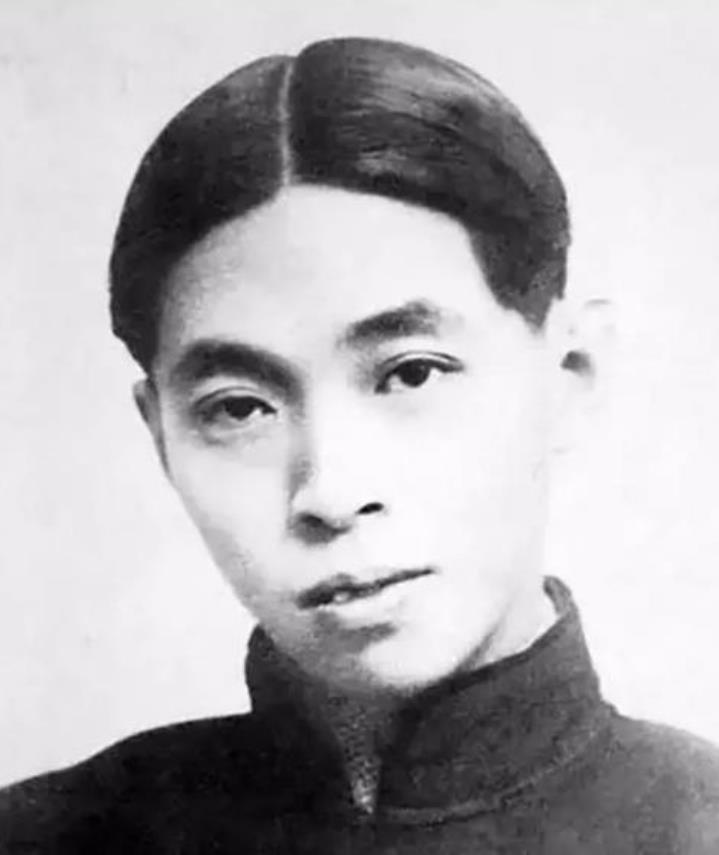 1928年，茅盾望着身材丰腴妩媚妖娆的秦德君，当即想要一亲芳泽，没想到秦德君气吐