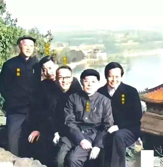 老照片分享交流1974年，五位伟大的科学家在颐和园！
1974年，颐和园内一场特
