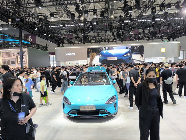 蹭小米YU7流量失败
小米YU7来了，可是还没到小米馆就人山人海，这状态要拍车是