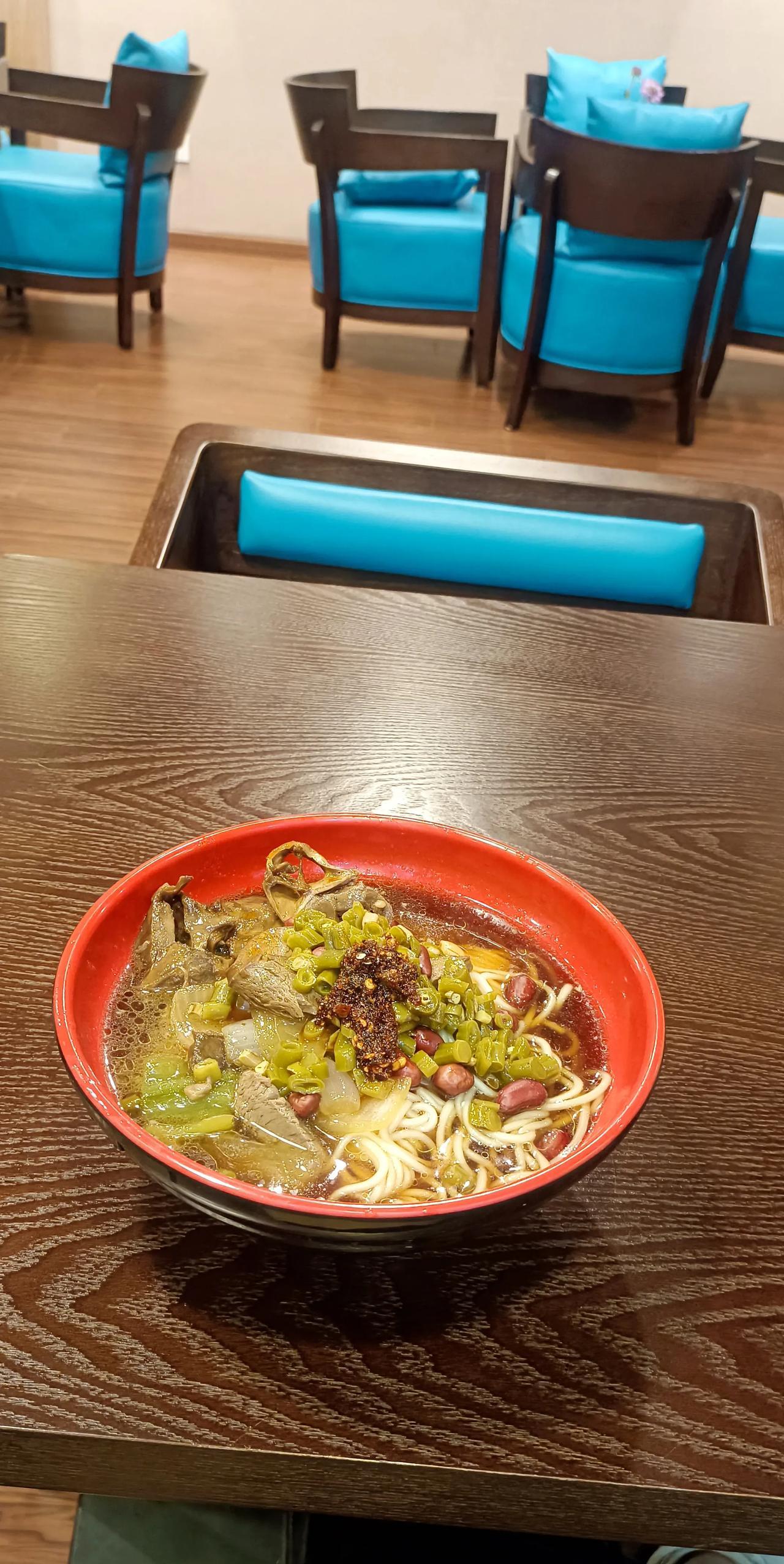 下雨天就该来碗热乎面！食堂大姐给的料超足，满满一碗，吃完整个人都暖烘烘，太贴心啦