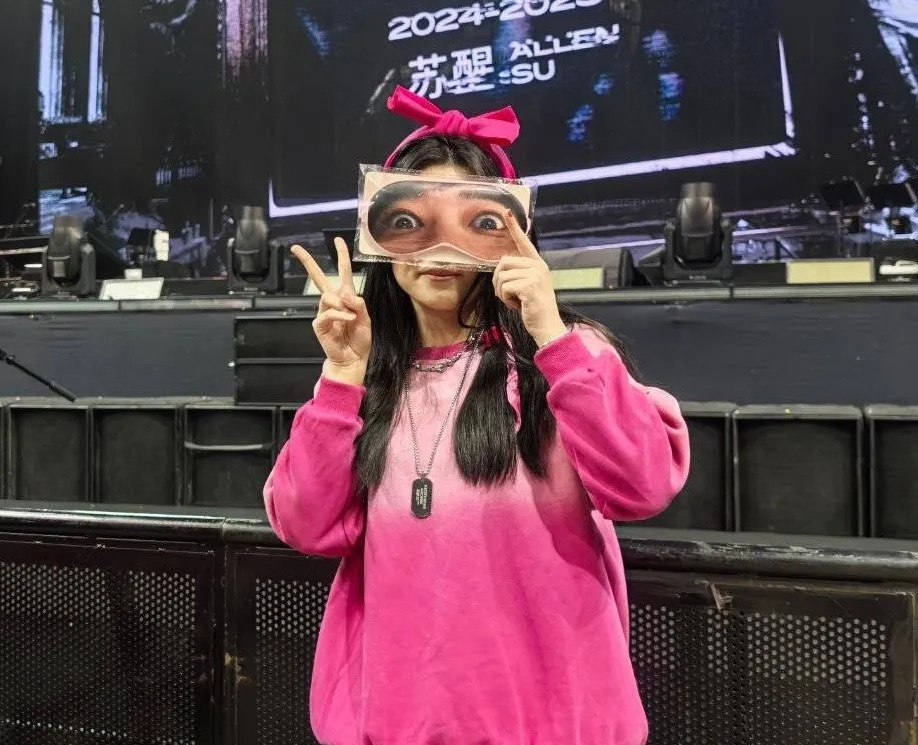 苏醒收到粉丝同款奇葩眼罩











我的天哪！苏醒收到的粉丝礼物是什