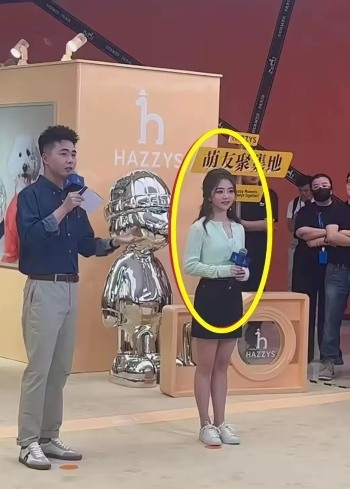 原来明星也是普通人，并没有高挑的身材，惊艳的脸蛋，也是普普通通。
