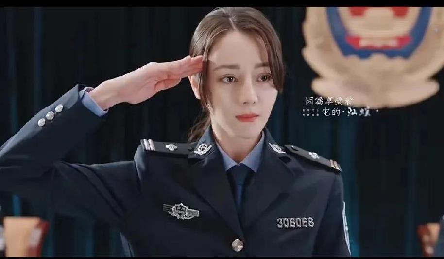 迪丽热巴这次真的拼了！在新剧《利剑玫瑰》中，她颠覆形象出演打拐女警邓妍，为了演活