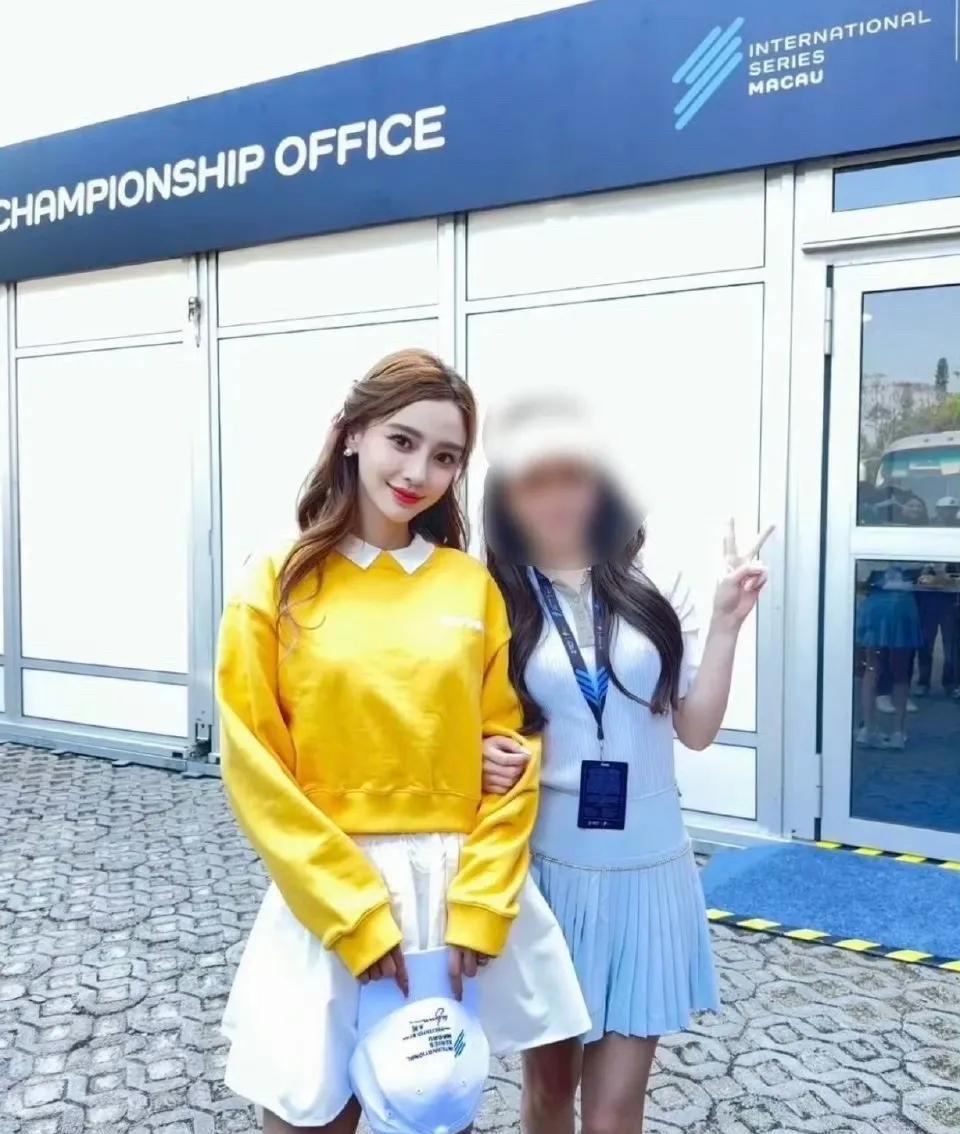 Angelababy，冲上热搜！
Angelababy在澳门打高尔夫，颜值爆表了