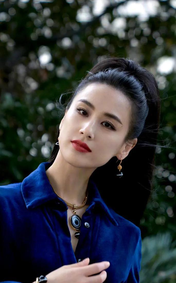 #你喜欢黄圣依吗#黄圣依作为中国内地的知名演员和歌手，确实拥有一定的粉丝基础和公