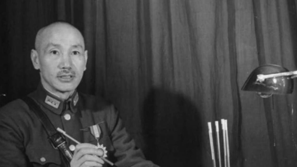 1949年，湘西上空突降10万银元，村民兴奋争抢，结果引来杀身之祸