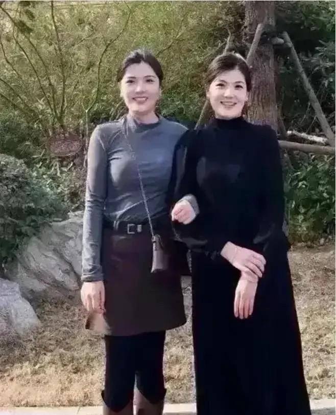 娶妻当娶右边的！
大家肯定懂得都懂，
不懂不解释，
娶妻娶贤，右边的面善
右边的