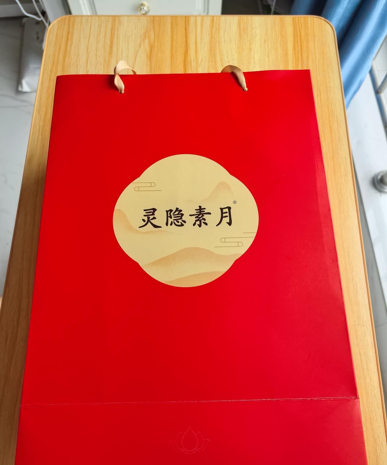 头一回见到这么独具匠心的月饼礼盒！
老公拿回来一盒月饼，名为“灵隐素月”，不知道
