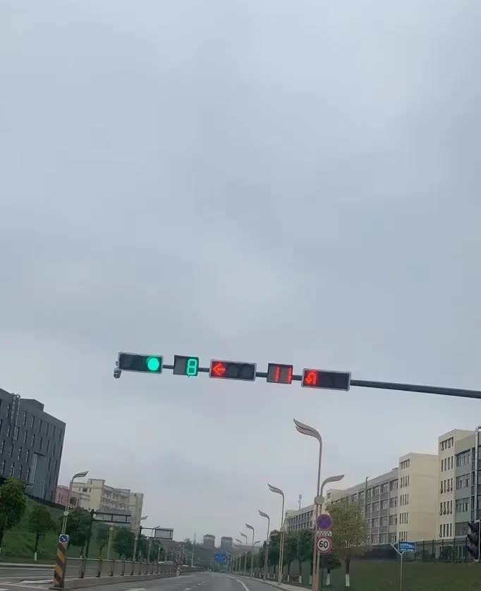 宜宾三江新区，开车会改变你认知！红绿灯打破常规！有听众反映三江新区部分路段设置和