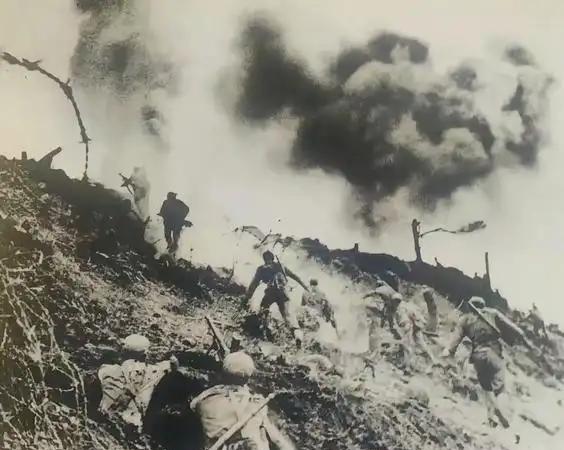 1952年10月14日，上甘岭正打得惨烈。 秦基伟军长守在指挥所，心里揪着一线坑