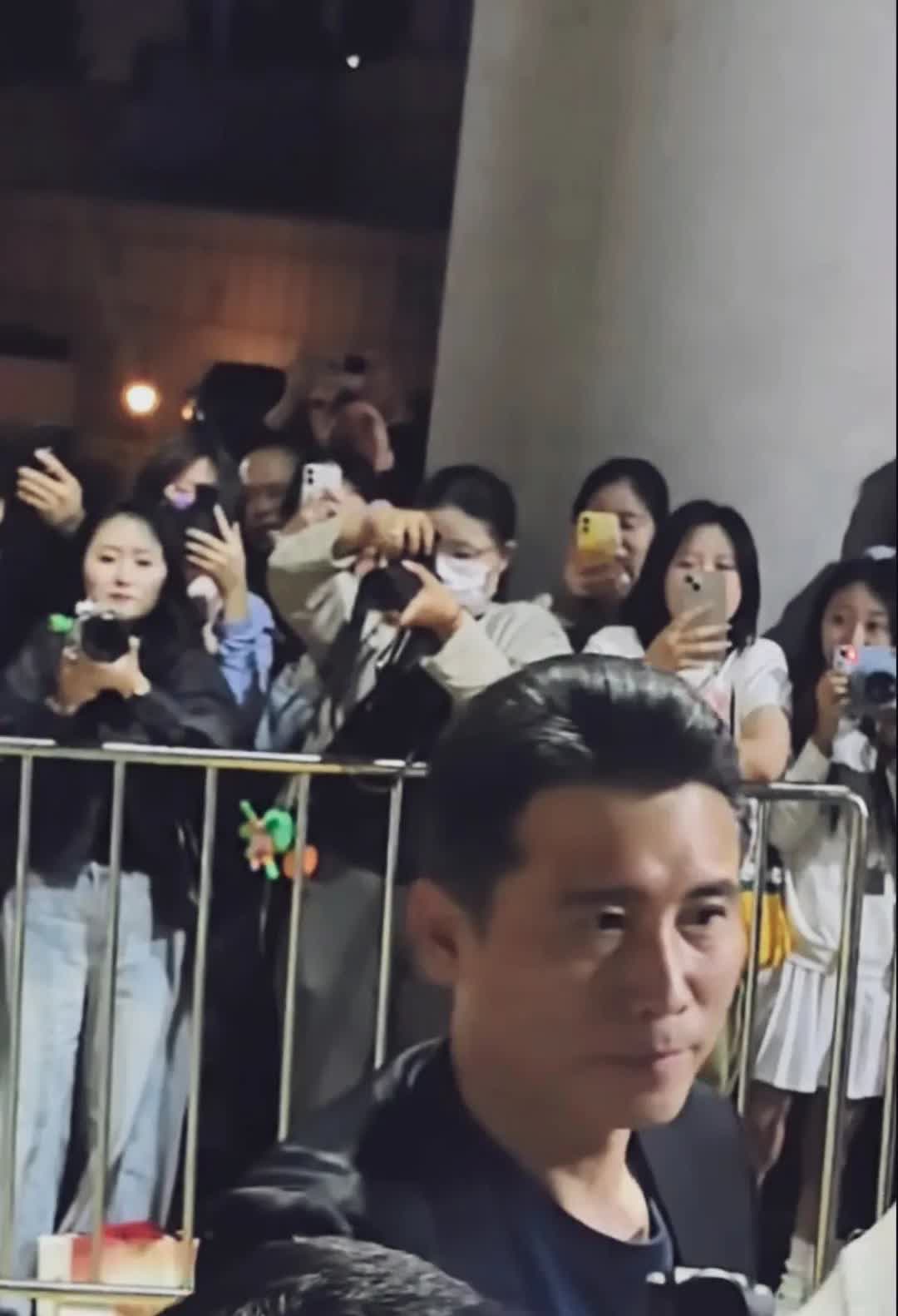 李乃文最新出镜，心情肯定还是很沉重的样子！看着不太精神状态，眼睛没有了光。
