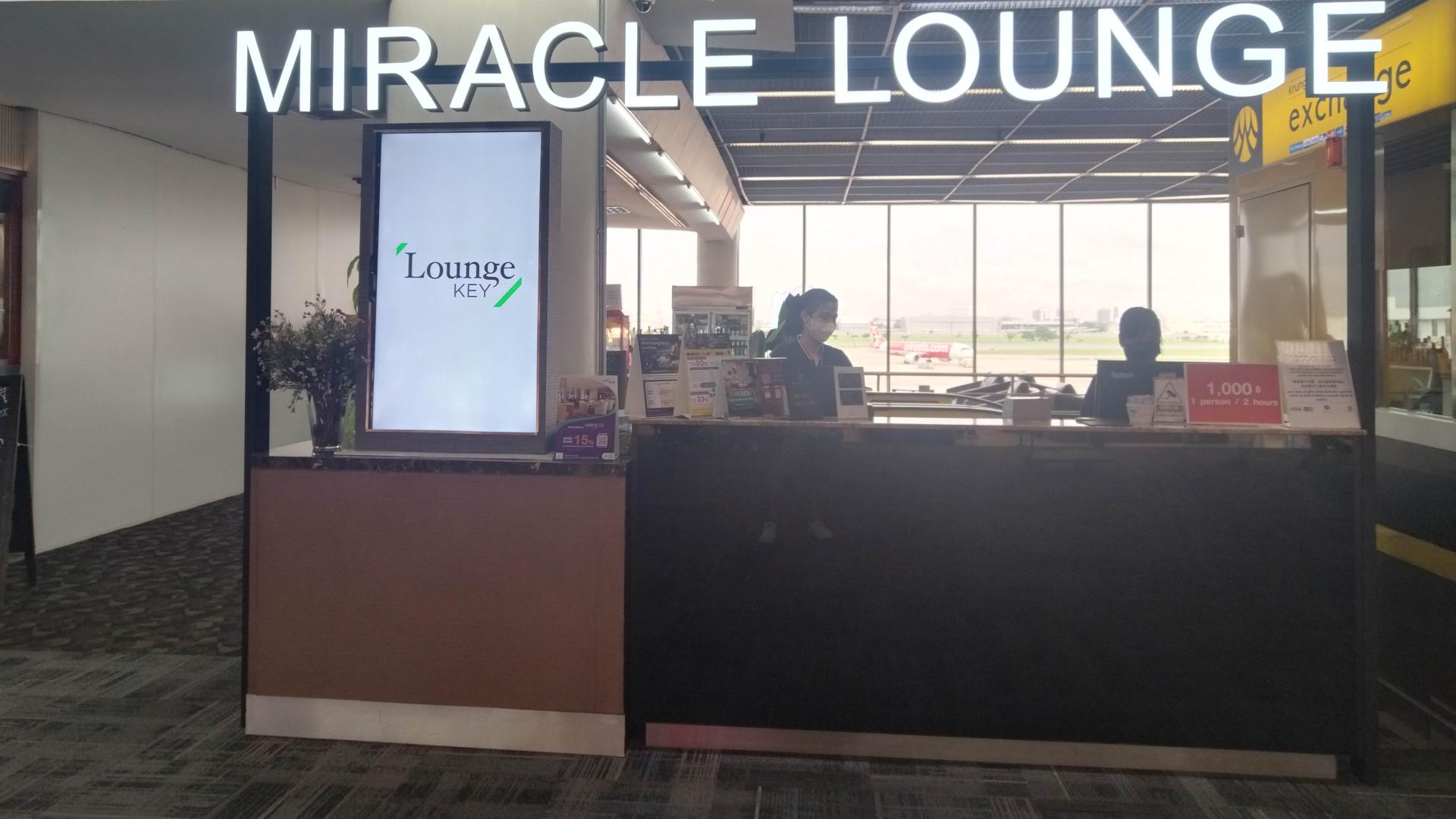 垂直视界黄金触点，55寸竖屏显示广告屏重塑机场流量！