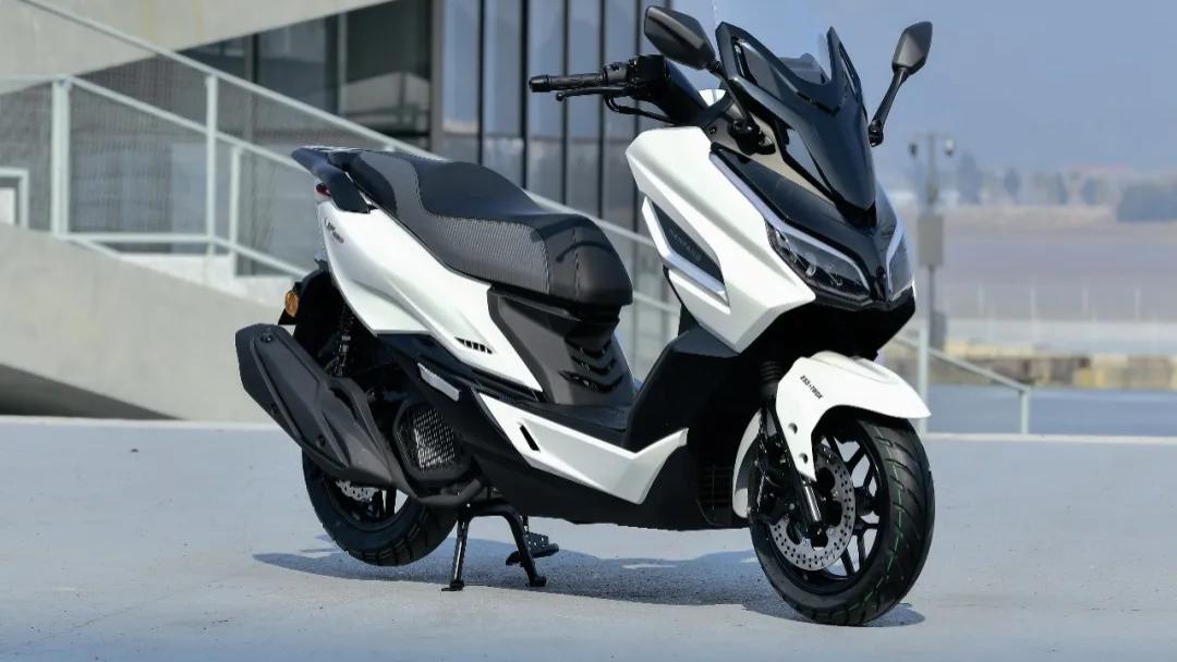 智能风挡+自调节大灯，南方飞鲨150即将上市，龙骨踏板也是平踏板