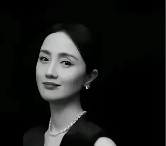 戴军问辛柏青：当时班上那么多女生，为什么就看上朱媛媛了？

辛柏青耿直地说：