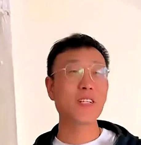 你发现没，小红招的上门女婿云飞，变化最大。

云飞没结婚前，还比较腼腆，放不