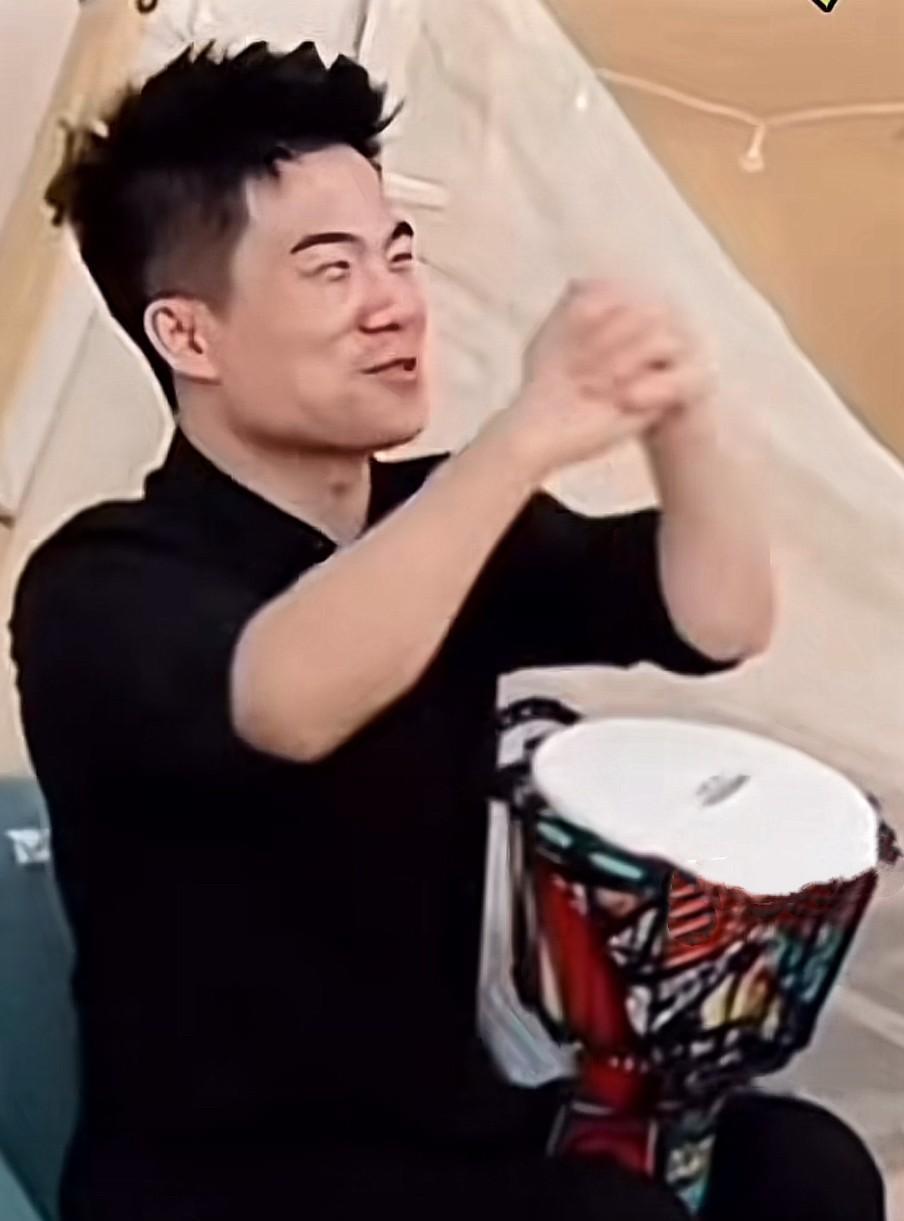 如果董宇辉的幼年时代，家庭条件非常优渥，凭他的智商和记忆力，很可能学会很多乐器，