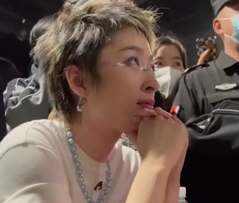 曾轶可，也太瞧得起自己了。

苏州演唱会被取消，主办方直接抛出原因，演唱会门票已