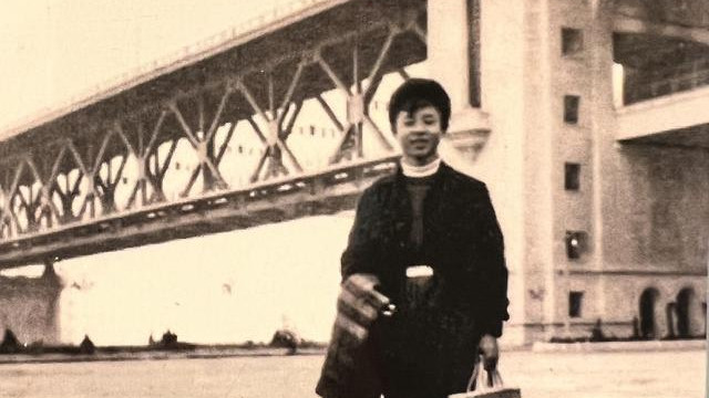 1958年，雷锋在武汉长江大桥留影，那年18岁，慈眉善目，招人喜爱