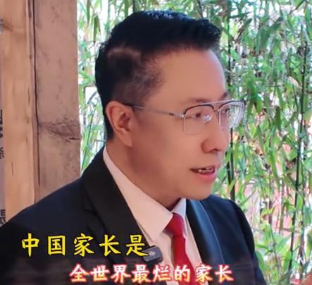 “中国家长是全世界最烂的父母！”中国教育家李阳公开指责道，他还说“家长不能一味的