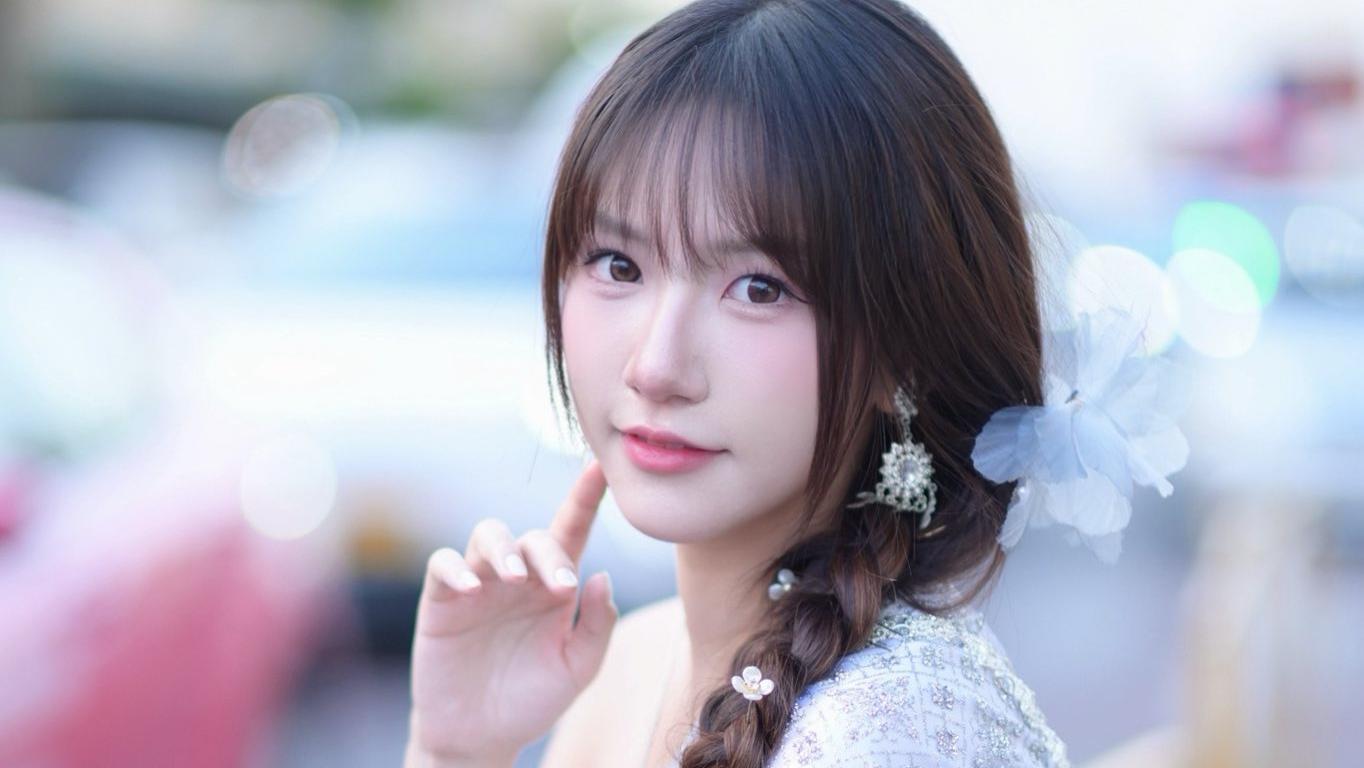 她像春天，像清风，像一场美梦