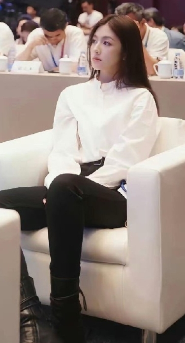 李兰迪也太美了吧，这长腿，好羡慕这个身材，这个比例更是一绝！