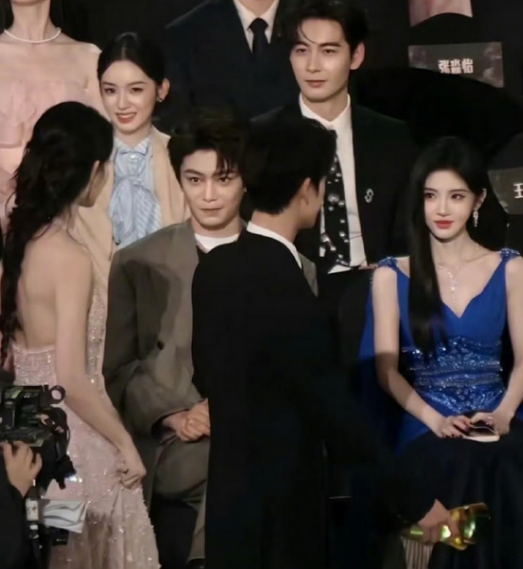 宋祖儿发现站昀孟中间的反应，所有人看昀孟的眼神和表情都如此统一，真的好磕啊 ​​