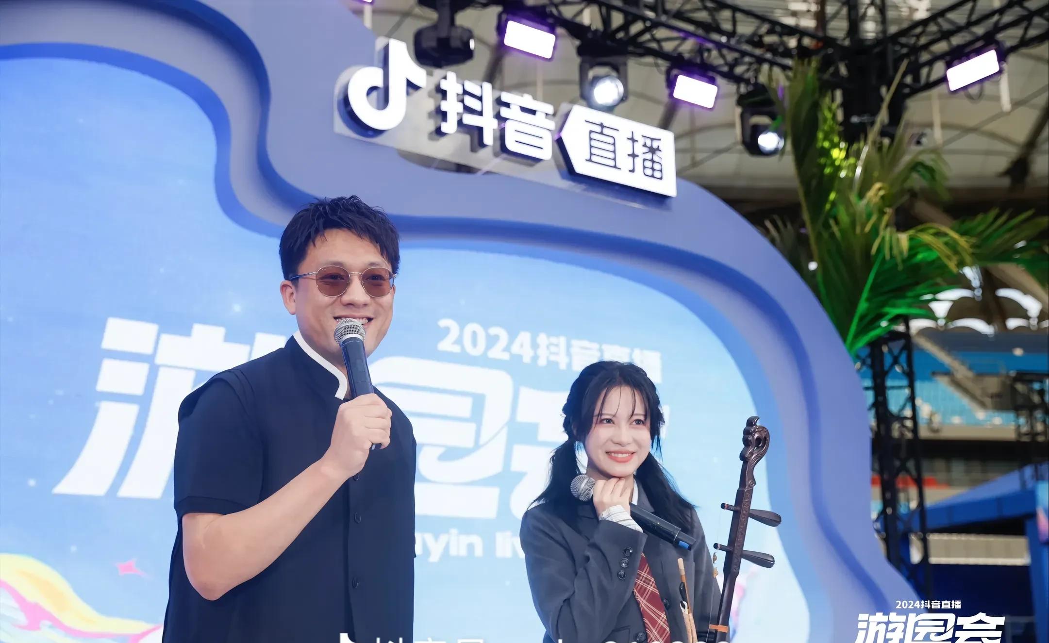 力哥的二饼刚刚在无锡的抖音嘉年华大放异彩，立刻就分享了他的满满喜悦：“演出完美结
