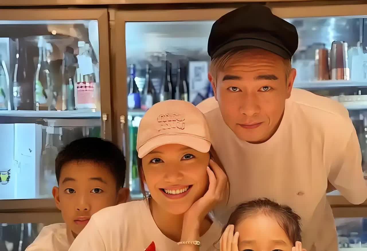 陈小春一家四口的合照。他小儿子的打扮可以看出，陈小春应该想要一个女儿吧？他的小儿