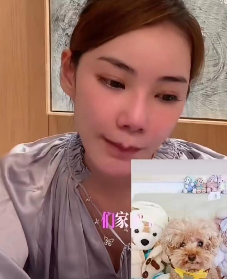 马筱梅在直播中提到自己养的十四年的狗狗去世的消息。
她表示狗狗去世前的那段时间自