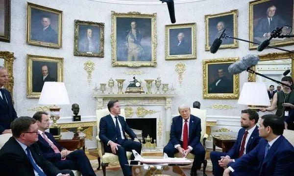 老特会见到访的马克·吕特。
美国计划通过北约向乌克兰提供军事援助，包括防空系统、