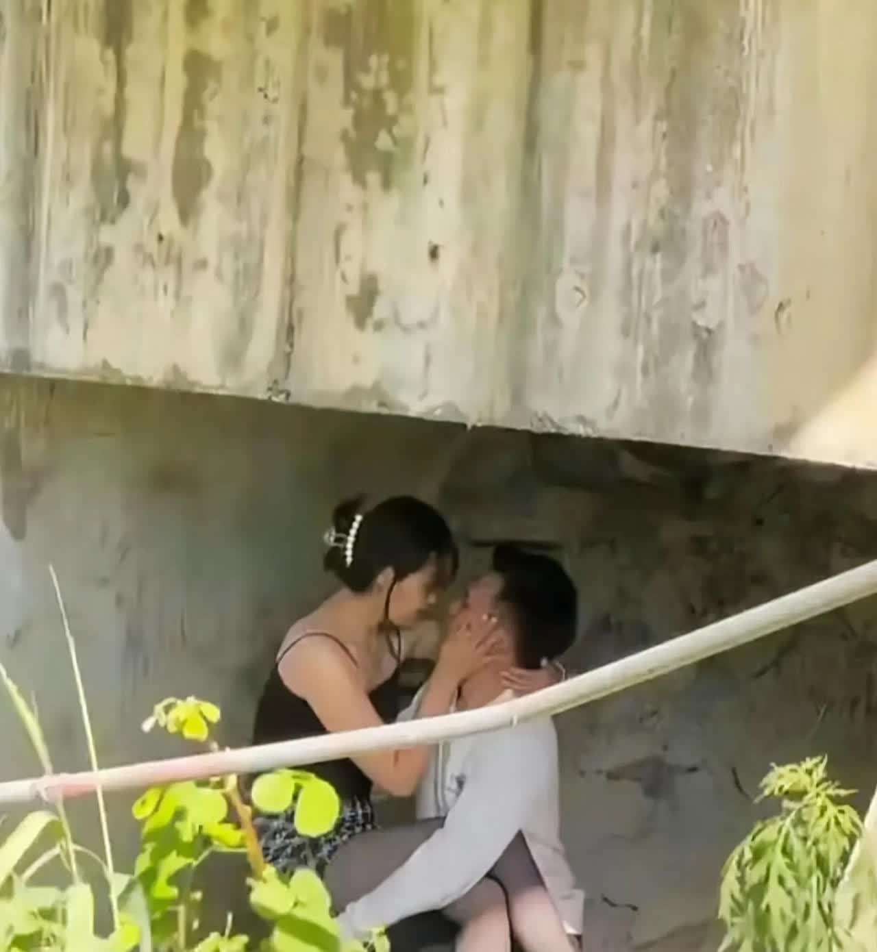 真的好尴尬！  

今天礼拜天上午兴致勃勃去大桥下面去钓鱼，刚纵身翻下去，就