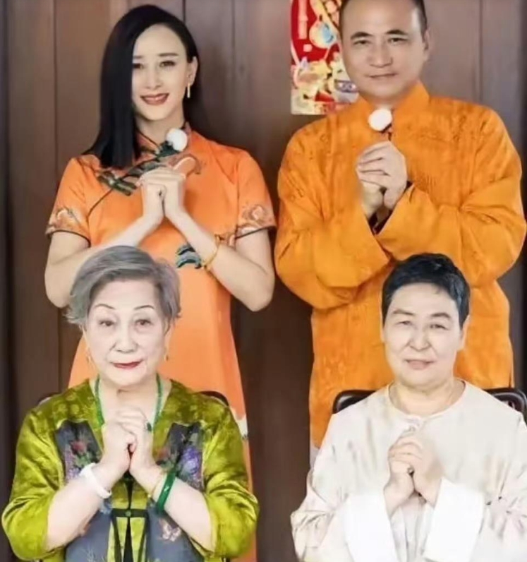胡静婆婆林秀琴是马来西亚身价上亿的女强人，她佩戴的祖母绿一看就价值不菲，非常壕气