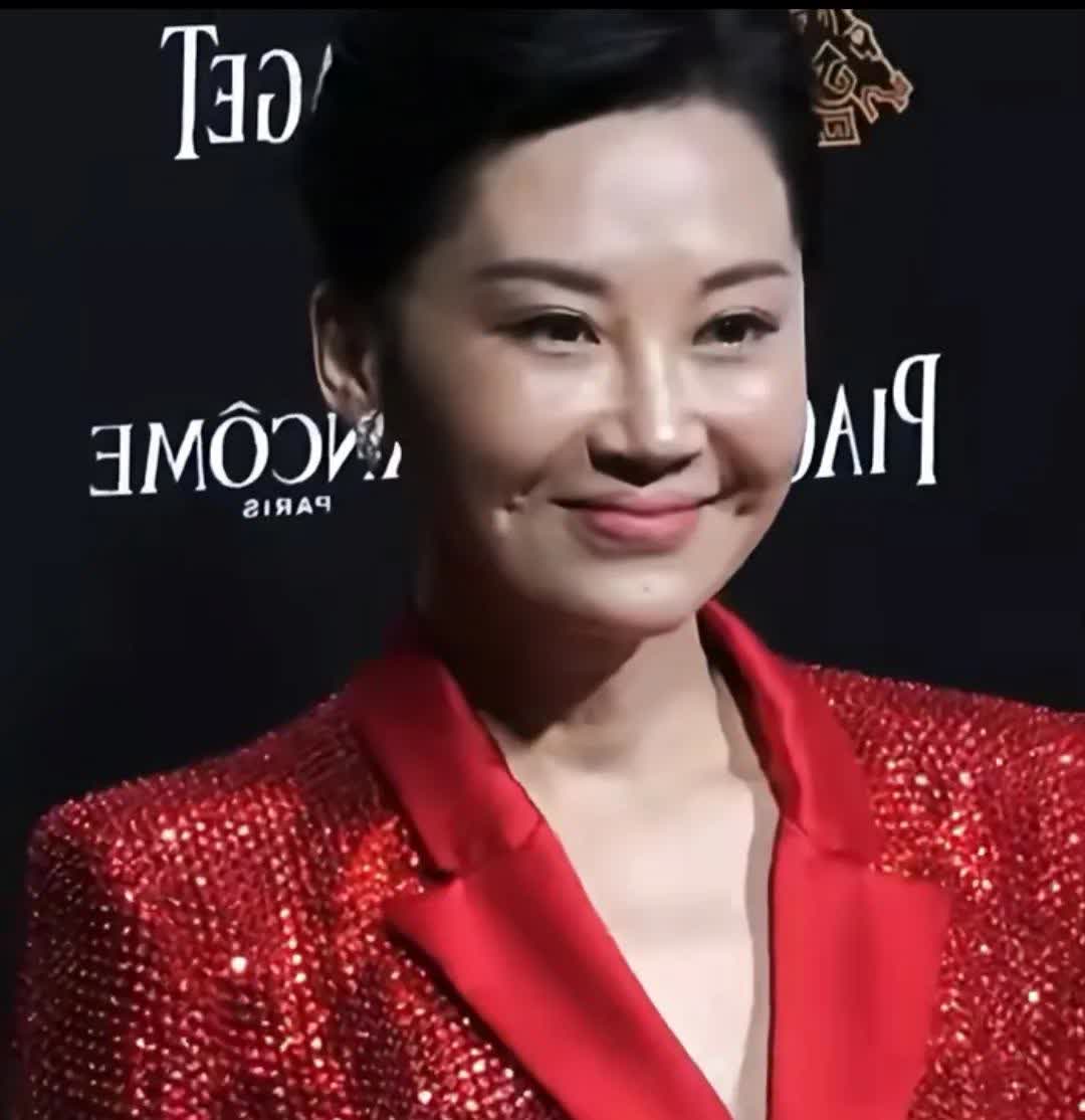 天然美女许晴参加活动，脸部整形明显，疑示做了提拉朮，整个面庞一种紧绷绷的感觉，不