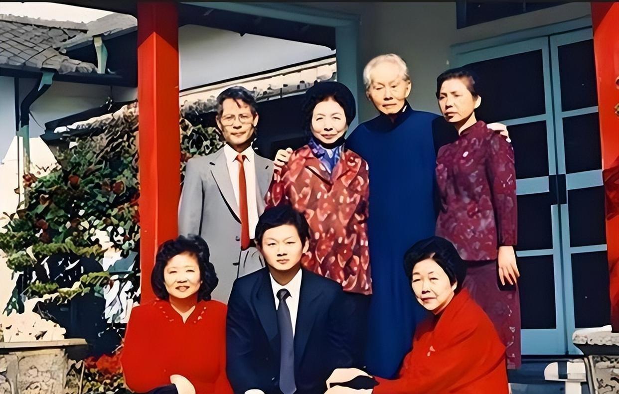 这是1985年，85岁高龄的孙立人将军与家人拍下的一张珍贵合影照片。
说起孙立人