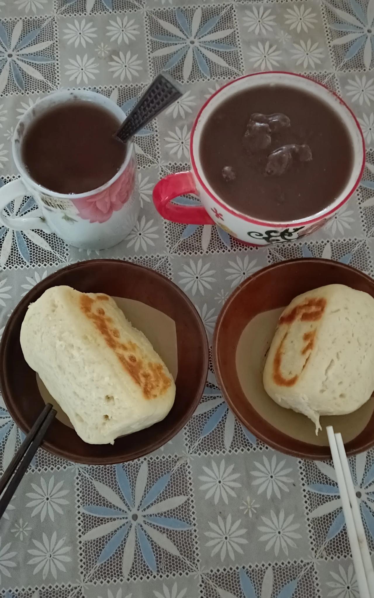 昨天吃了晚饭，我们三个坐在餐桌边聊天，老六一本正经地对小六说，“小六，你妈这些年