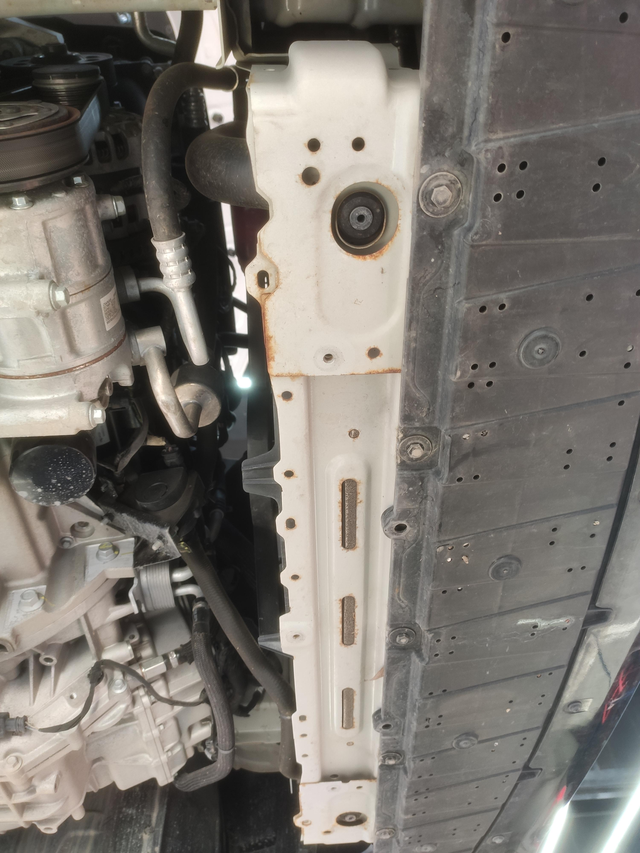 底盘生锈了
22年5月份的车 两年多了 昨天去保养看到 底盘生锈是不是有点严重 