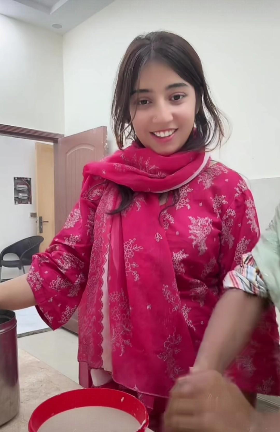 昨天，巴基斯坦东方宋的两个小姨子，在直播间给大哥们，展示了一把几乎巴基斯坦女人都