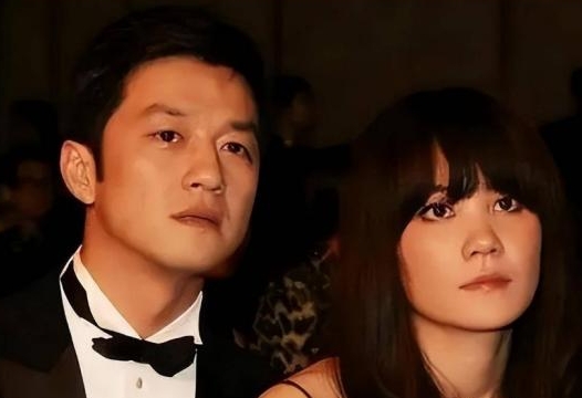 李亚鹏说：我大女儿哪都好，就是学习成绩不好，除了英语70多分以外，所有的学科都不