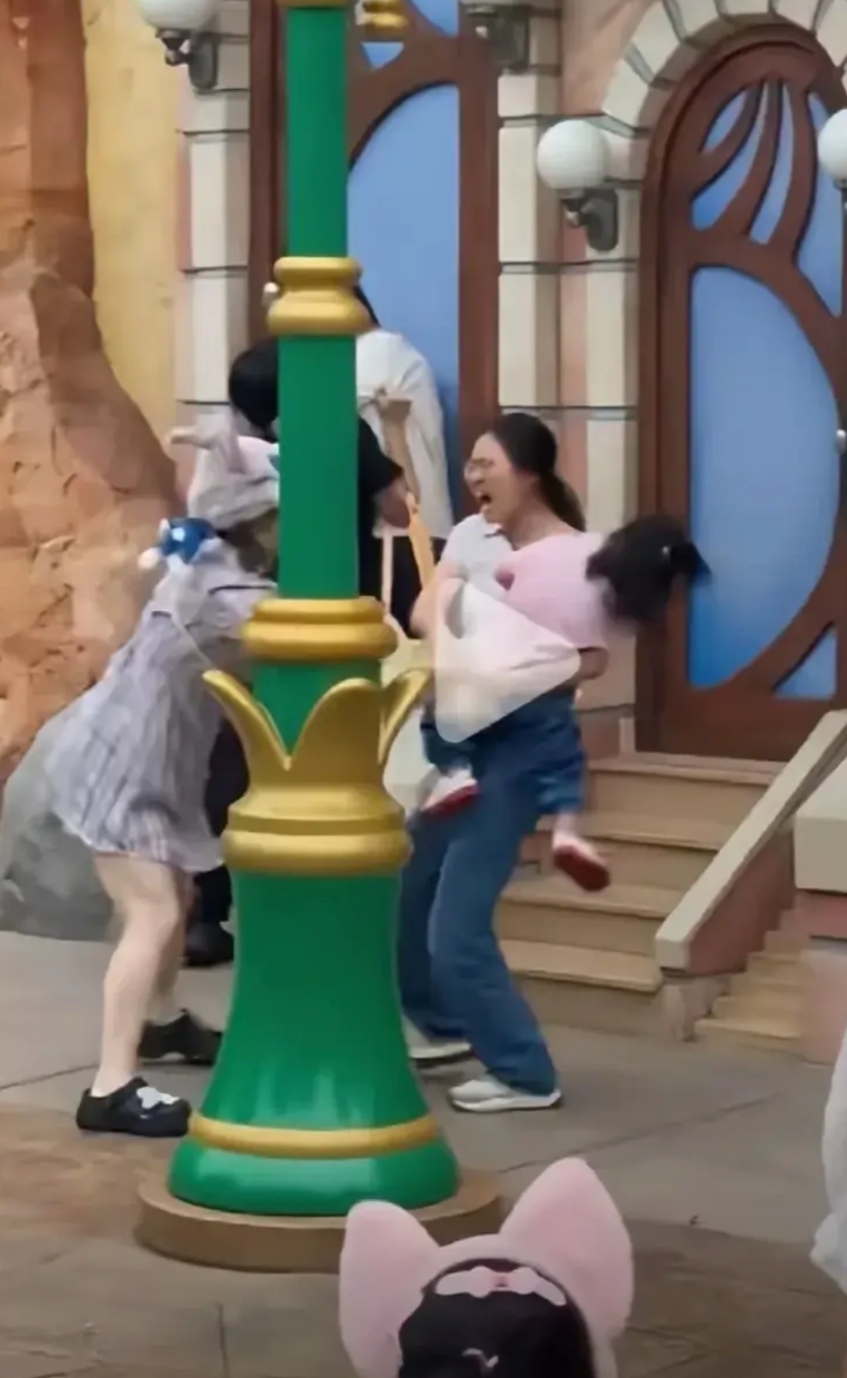 迪士尼上演了一出真人版“疯狂动物城”？！
这个事件让我们明白两方面是可耻的：
1
