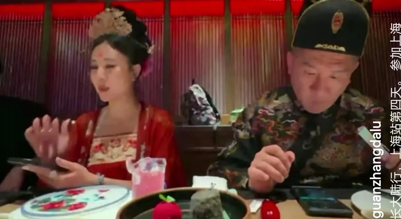 馆长化身“魏忠贤”，体验上海宫宴，直呼：服务员都很漂亮，东西好吃又有表演看，而且
