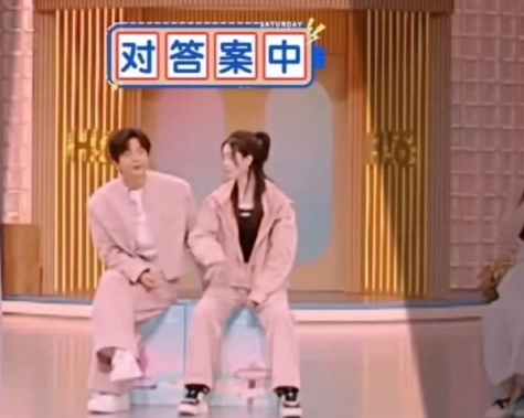 晟姐和李佳航的坐姿，有谁懂这个点吗？
