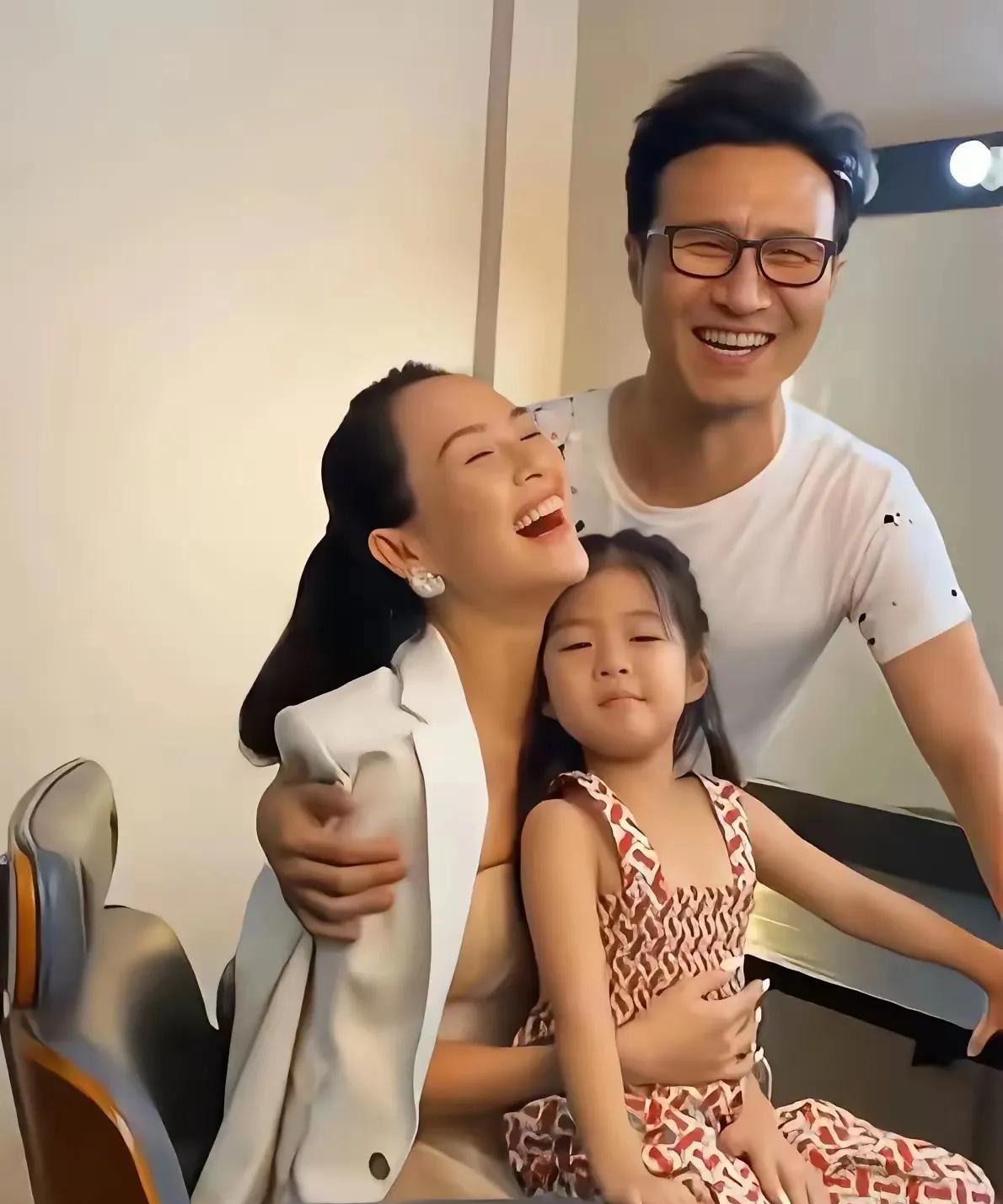 章子怡和汪峰离婚后的状态





离婚就像一场戏，有人哭得撕心裂肺，有人却笑得