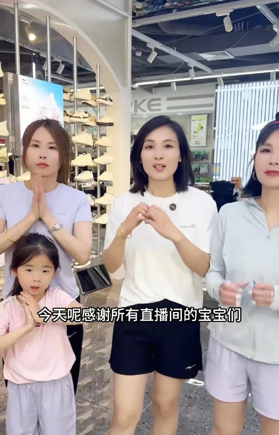 槿汐更新视频，哈爸哈妈小小哈全家出动，感谢直播间的所有粉丝，
晚上将继续直播，不
