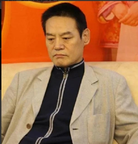 2002年，演员巍子把儿子王紫逸送到国外去留学，没想到儿子三天两头向巍子要钱，巍