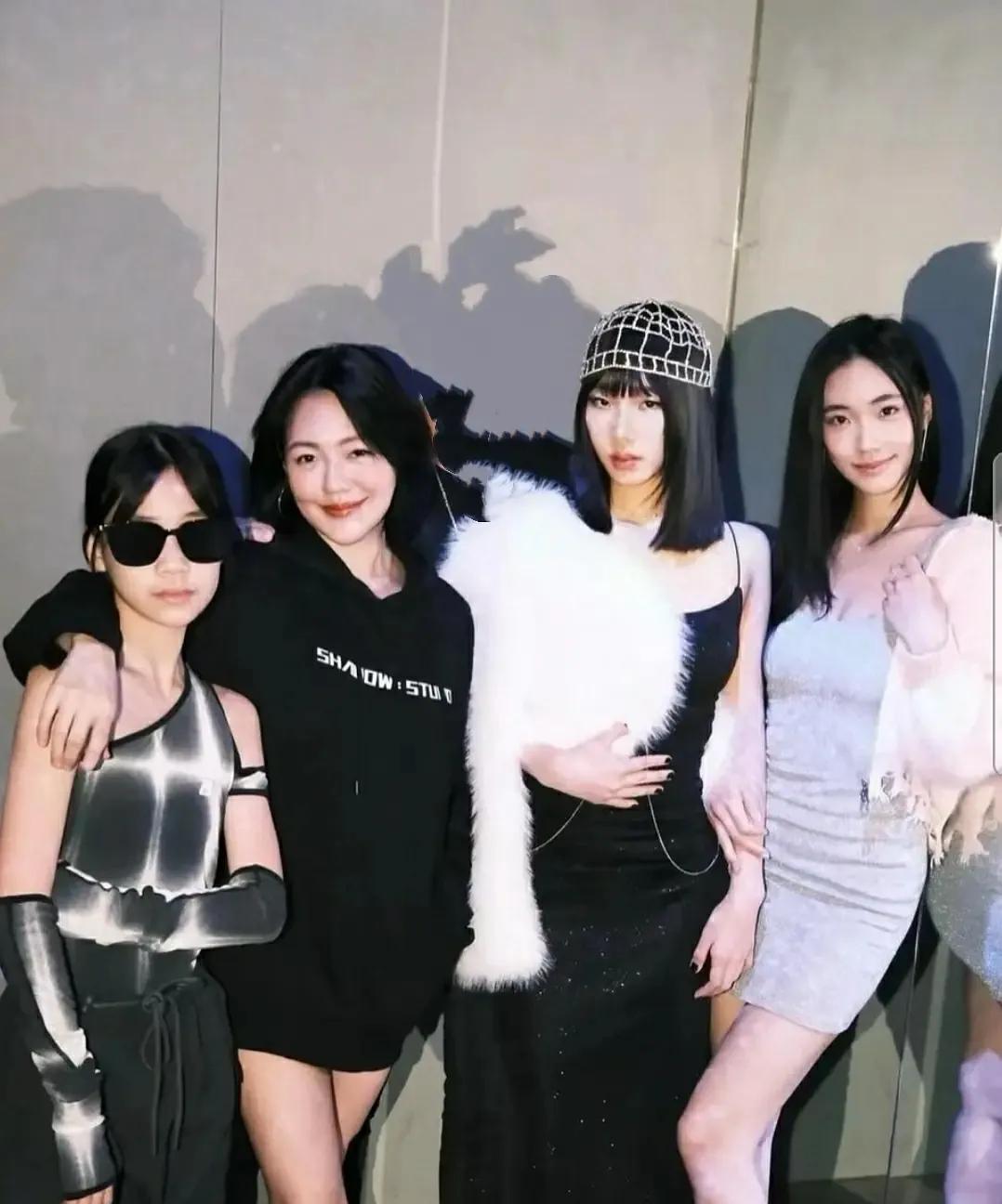 同样都有三个女儿，小S与钟丽缇家的三位千金风格长相都不一样。
小S的三个女儿更多