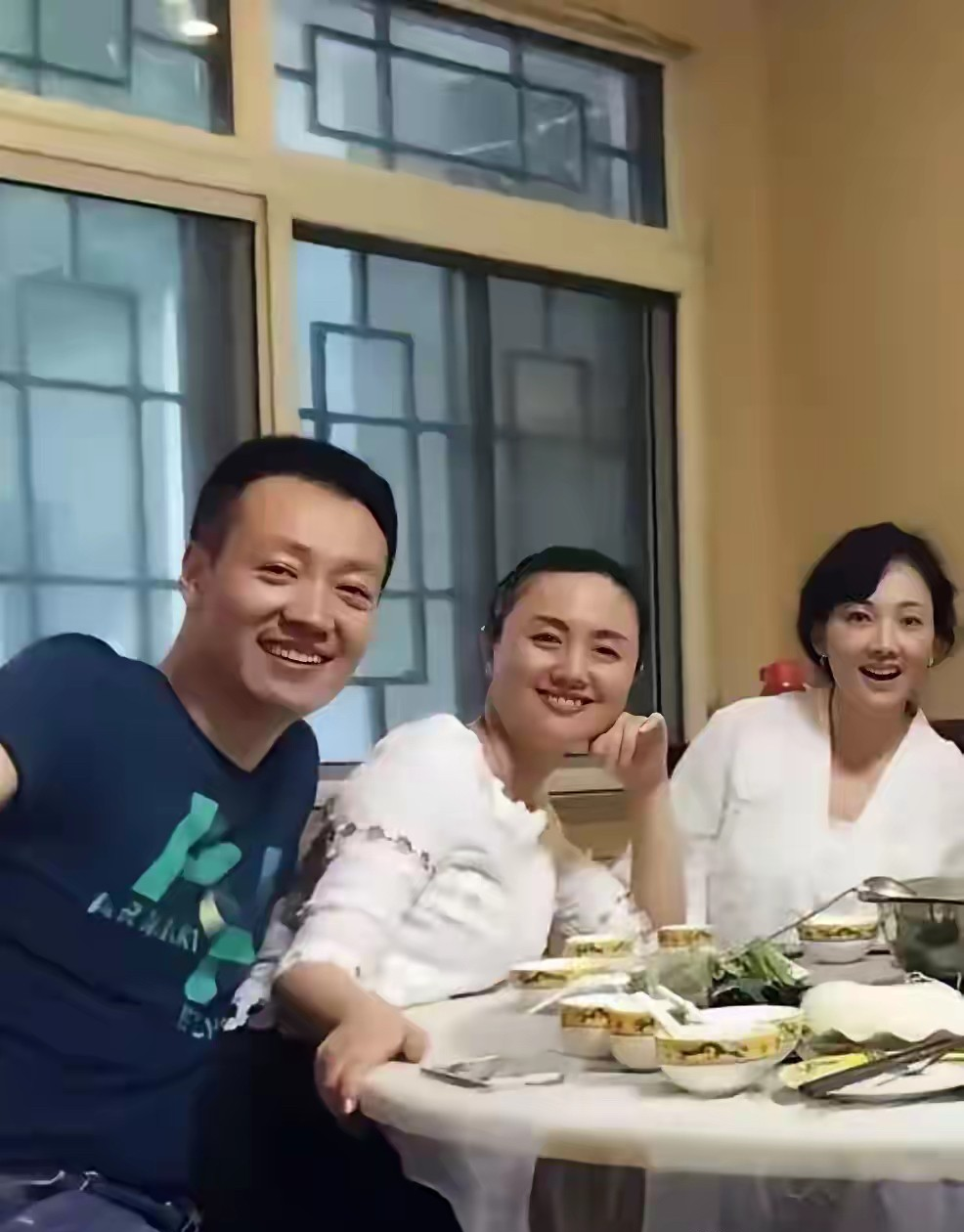 辛柏青与朱媛媛夫妇和牛莉的合影令人感慨。镜头里，夫妻俩微笑时眉眼、鼻唇的弧度如出