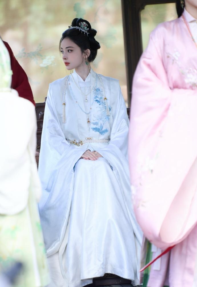 救命！娜扎演的女茶王把“手段强”焊在身上，宅门里怼人不带脏字却句句诛心，商场上谈