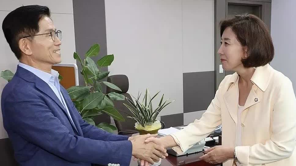 韩国国民力量党党首候选人、前雇佣劳动部部长金文洙29日表示，阻止李在明政权的暴行